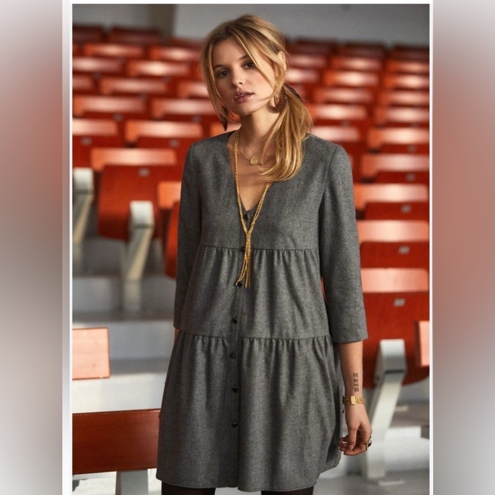 Sézane gray tiered mini dress with a V-neckline and 3/4 sleeves. Size 34(c5 )
